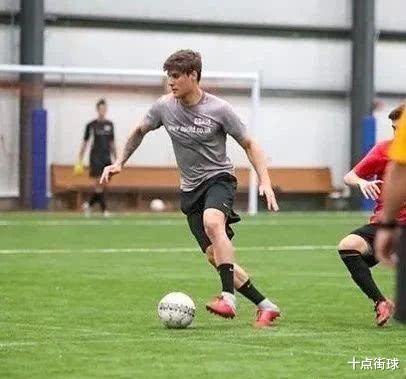 「内马尔」内马尔母亲与22岁双性恋男友分手,这位型男的最终目标恐是内马尔