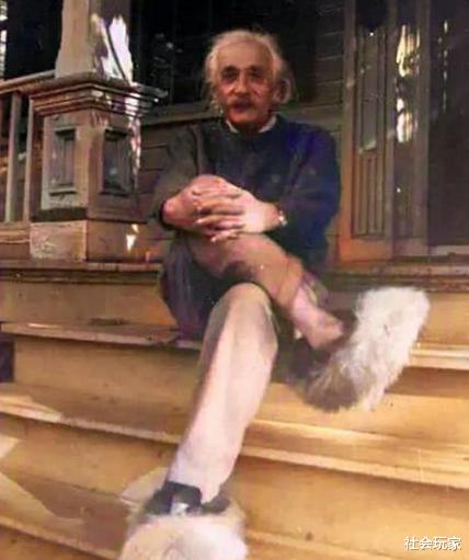 【爱因斯坦】爱因斯坦照片为何只有半身照？看到他穿的鞋子就明白，果然是天才