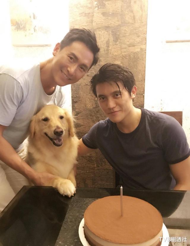 『马德钟』马德钟获儿子弹奏钢琴伴早餐，两父子似足两兄弟，网友：儿子显老