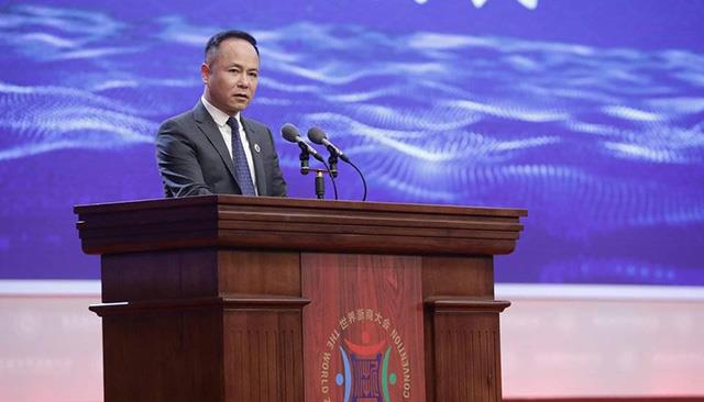沈国军|飞机上偶遇马云成密友，布局新零售、自建物流，如今套现百亿离场