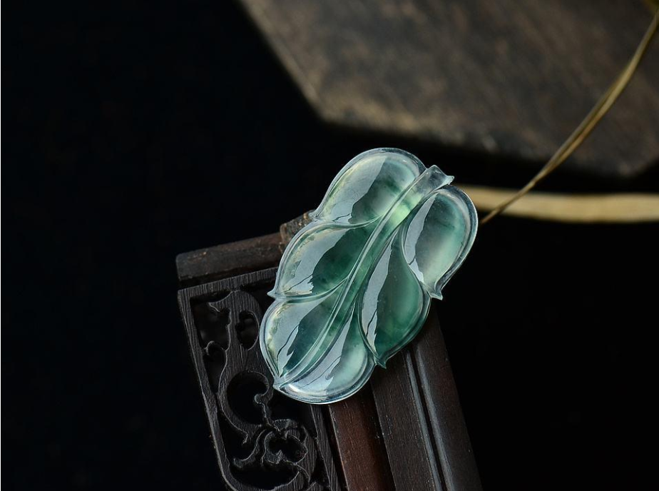 #冰种翡翠#从古至今翡翠的价值日益增高，是自身的提高？还是时代的推动？