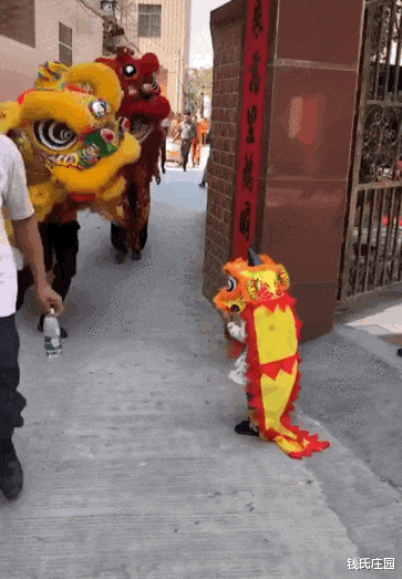 |18岁的蔡徐坤和18岁的谢霆锋，哪个比较帅？哈哈哈哈谁做的比较？