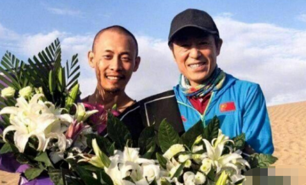 『张译』42岁知名演员张译近况罕曝光，面部凹陷瘦成皮包骨！额头伤疤明显
