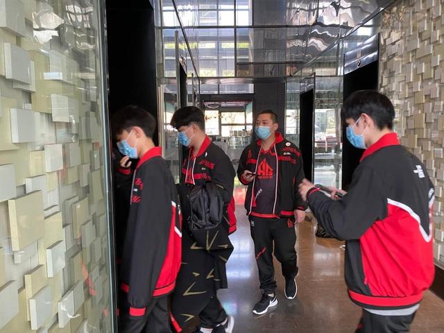 「ag战队」AG超玩会输了就是“收钱假赛”，质疑的声音，请向QGhappy学习！