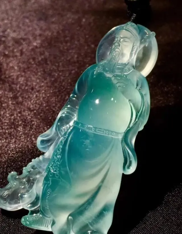 翡翠|高冰晴底翡翠片料，设计雕刻关公，不得不佩服玉雕师的创作灵感！