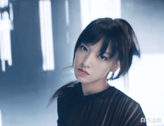 『程潇』程潇拍广告卸掉烟熏眼妆,眼部特写下的双眼皮,P都不敢这么P