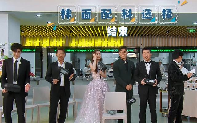 「Angelababy」《奔跑吧》杨颖身穿礼服,全程手捂小腹,得知真相后,太尴尬