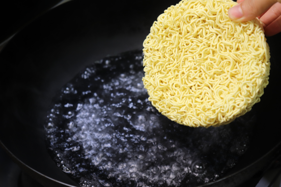「泡面」煮泡面“最忌”先放面饼,难怪又油又难以下咽,原来顺序全错了