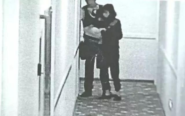 健康时报社|水杯遭熟人下药，幸好被店员发现！女孩子一个人在外边有多危险