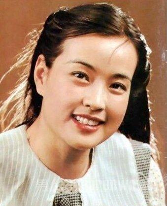 刘晓庆|1987年, 陈国军把刘晓庆背到山上逼她上吊, 刘晓庆跪地大哭: 我错了!