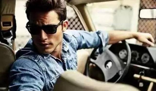 「豪车」50岁富婆招司机，月薪10万开700万豪车，4点要求致使无人应聘！