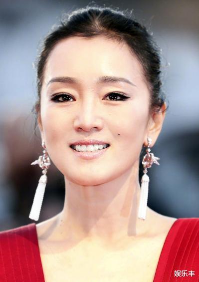 巩俐|55岁巩俐与72岁老公素颜逛街，老得让人难以接受，终于成了老奶奶