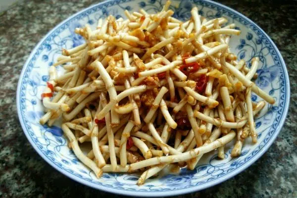 「蕺菜」它被称“天然泻药”，一周吃3次，百吃不腻，小肚子不鼓了，越吃越瘦