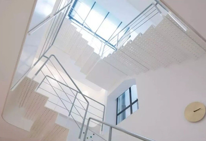 两夫妻买下了整栋小区楼，上下打通变一家，原来这才是有钱人！