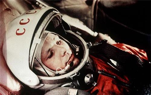 太空@3位宇航员永远沉睡在太空，而他已飞过了冥王星，即将飘出太阳系