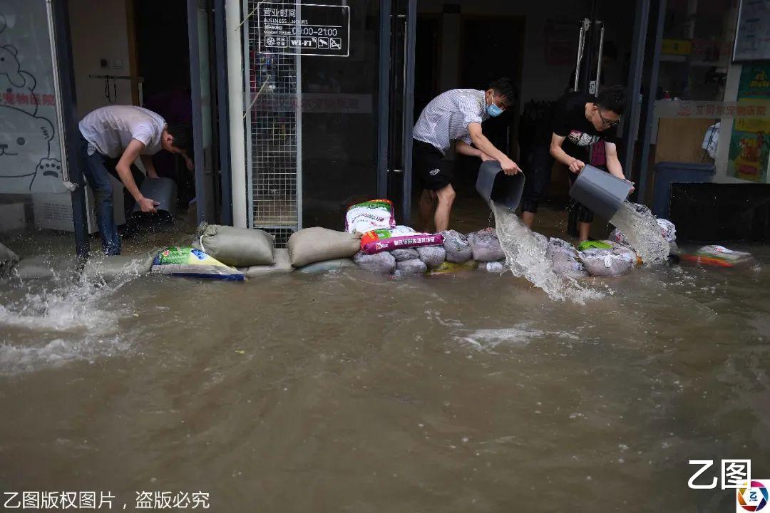 乙图|暴雨致合肥多条道路中断，一家人轮班舀水7小时救超市，水都没降