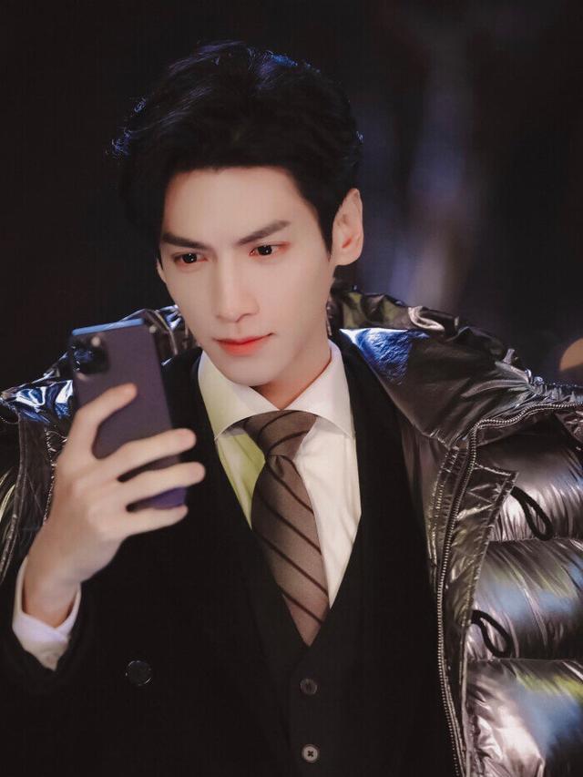 「穿衣搭配」罗云熙又换发型了！脏辫造型实在太帅了，总能让人眼前一亮