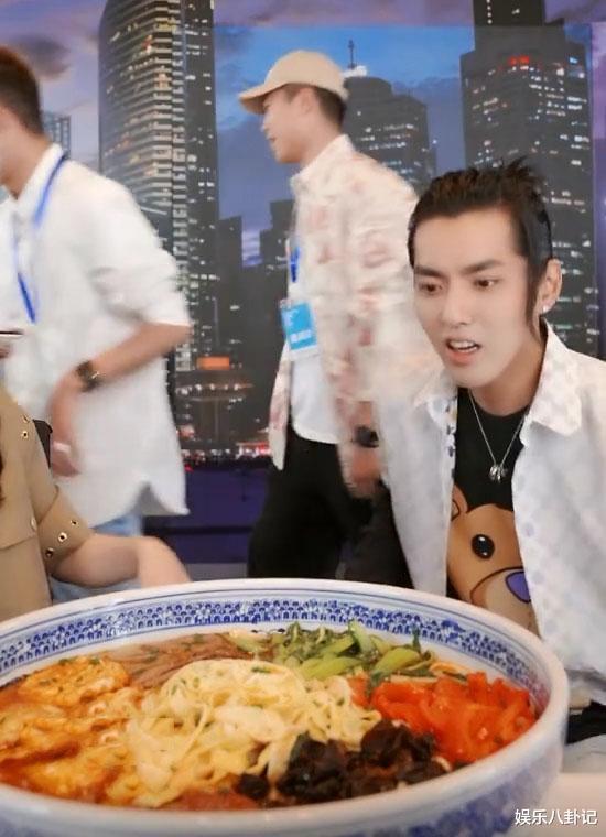 吴亦凡：吴亦凡现身薇娅直播间变吃播，这碗真够大，论身高谁与他比谁尴尬