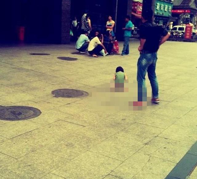 白鲸新视点|孩子景区撒泡尿，致亲妈被推下20米悬崖，要150万推人者说要分期