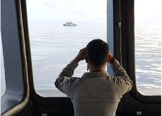 海警5204艦一馬當先！印尼海事執法船被迫後撤，越南感慨對比懸殊-圖3