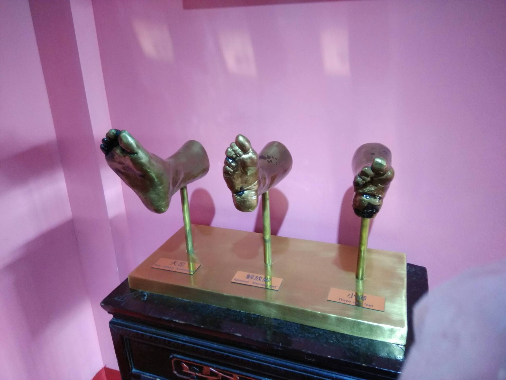 历史揭秘|延续千年的缠足对于女性的残害有多深？揭秘三寸金莲的血泪史。