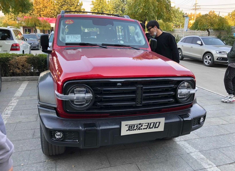 wey|长城WEY坦克300实车上路，红色车身很亮眼，就问你香不香？