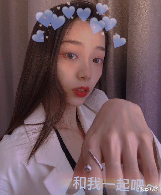 张国伟@曝张国伟以前从来不玩手机，队友无奈发声：他曾经是我们的榜样！