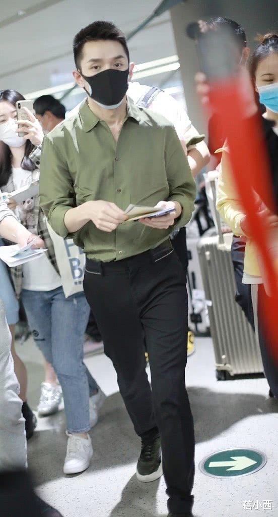 李佳琦@李佳琦不仅卖口红厉害,穿搭品位更是一流,绿色衬衫配西装裤帅爆