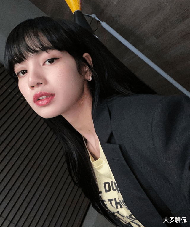 「lisa」怪不得Lisa一直披头发,当她将头发全扎起来,显脸大十圈不止