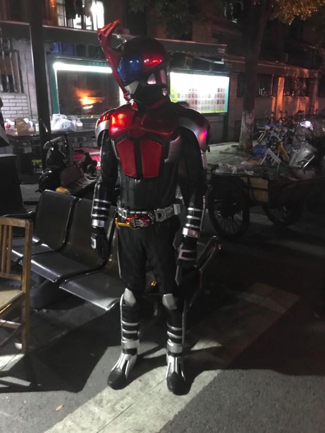 「奥特曼」杭州一小区保安报警：门口来了个活的“奥特曼”