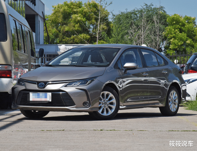 丰田卡罗拉|丰田全新“耐造王”!比日产轩逸还要帅,油耗4L,标配7气囊+双独悬