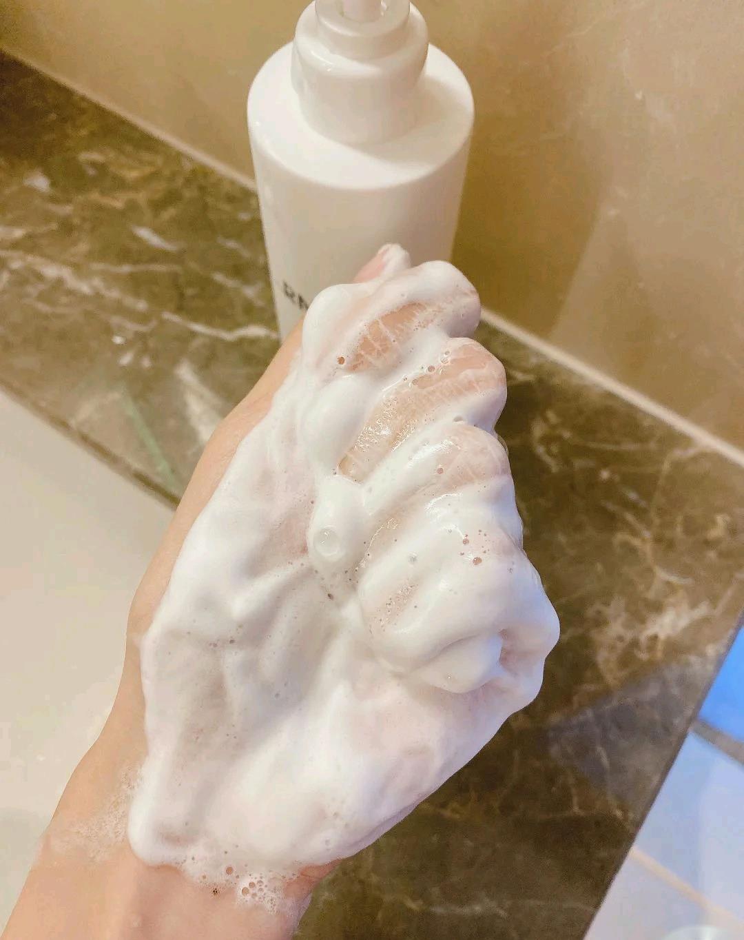 洗面奶▲热门洗面奶红黑榜，前两款温和不踩雷，后两款拔干还伤肤