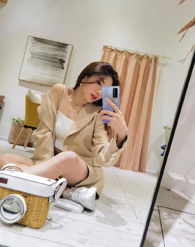 『程晓玥』郑恺前女友孤单晒自拍，穿西装温柔高级，却被内搭暴露真性情！