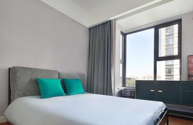 『』内飘窗占卧室面积,业主请师傅一锤砸掉,楼下邻居吓到要搬家!