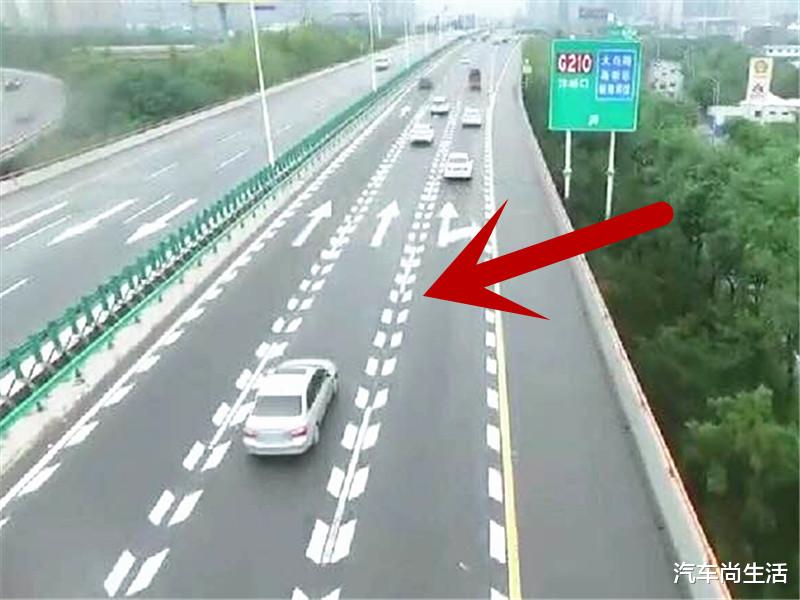 驾照@“鱼骨”标线到底应该怎么走？交警：这都不明白，12分扣光都不冤枉！