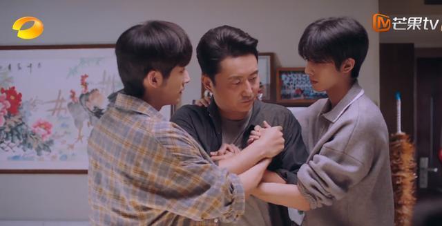 以家人之名|以家人为名：李爸更疼谁？看凌霄和子秋穿的鞋，瞬间明白了