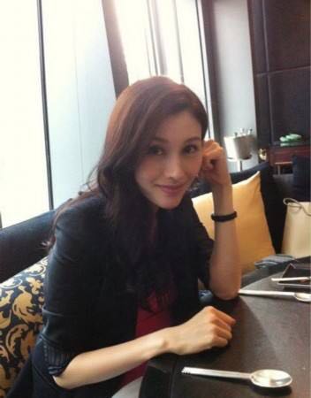 「李若彤」52岁的李若彤彻底放开了,迷上养眼裙装,小龙女变身苏妲己