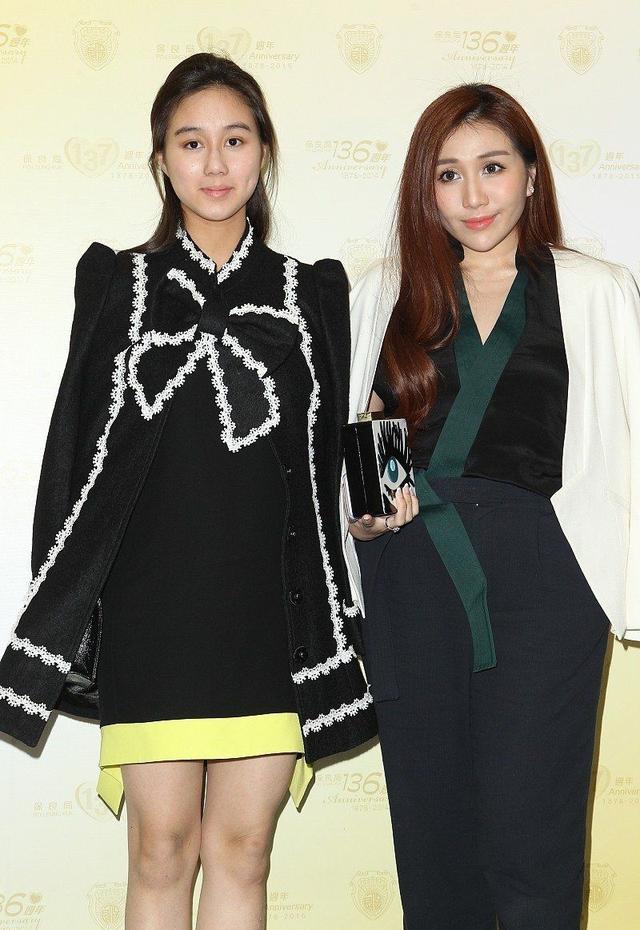 梁安琪|赌王四太梁安琪一家四口同框，两女貌美如花，长女何超盈气场太强