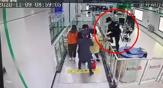 安徽商报|监控曝光！今晨合肥地铁站惊魂5秒！ 还好有他！