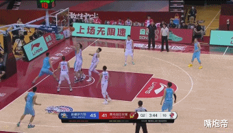 [周琦]周琦遭2米22国产神塔打爆，不进内线太软，王仕鹏微微一笑真不留情