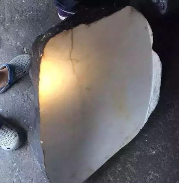 #翡翠#小哥心宽500000买下巨型原石，以为稳了，切开一片白茫茫！