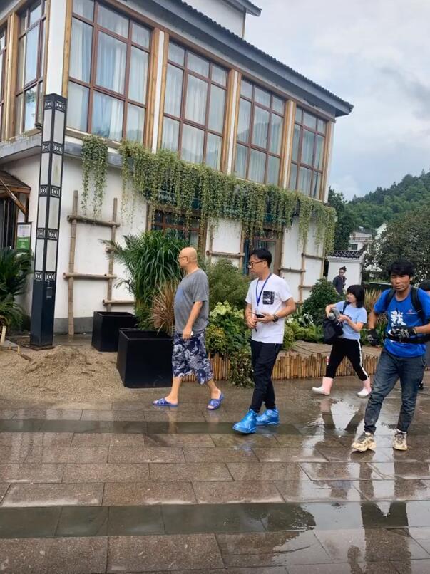 徐峥|网友偶遇徐峥导演拍电影,脚踩7块钱一双拖鞋,啤酒肚抢眼了