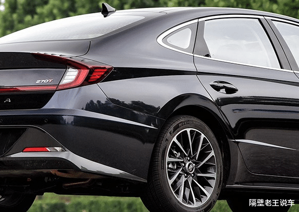 现代索纳塔|韩系唯一“救命稻草”!比奥迪漂亮,油耗5.6L,仅售16w,要啥雅阁?