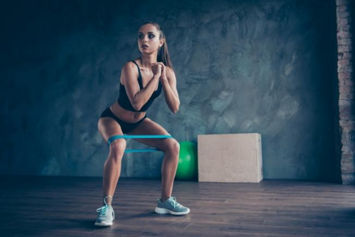 深蹲:4个超实用的腿部训练,让你快速摆脱鸟仔腿