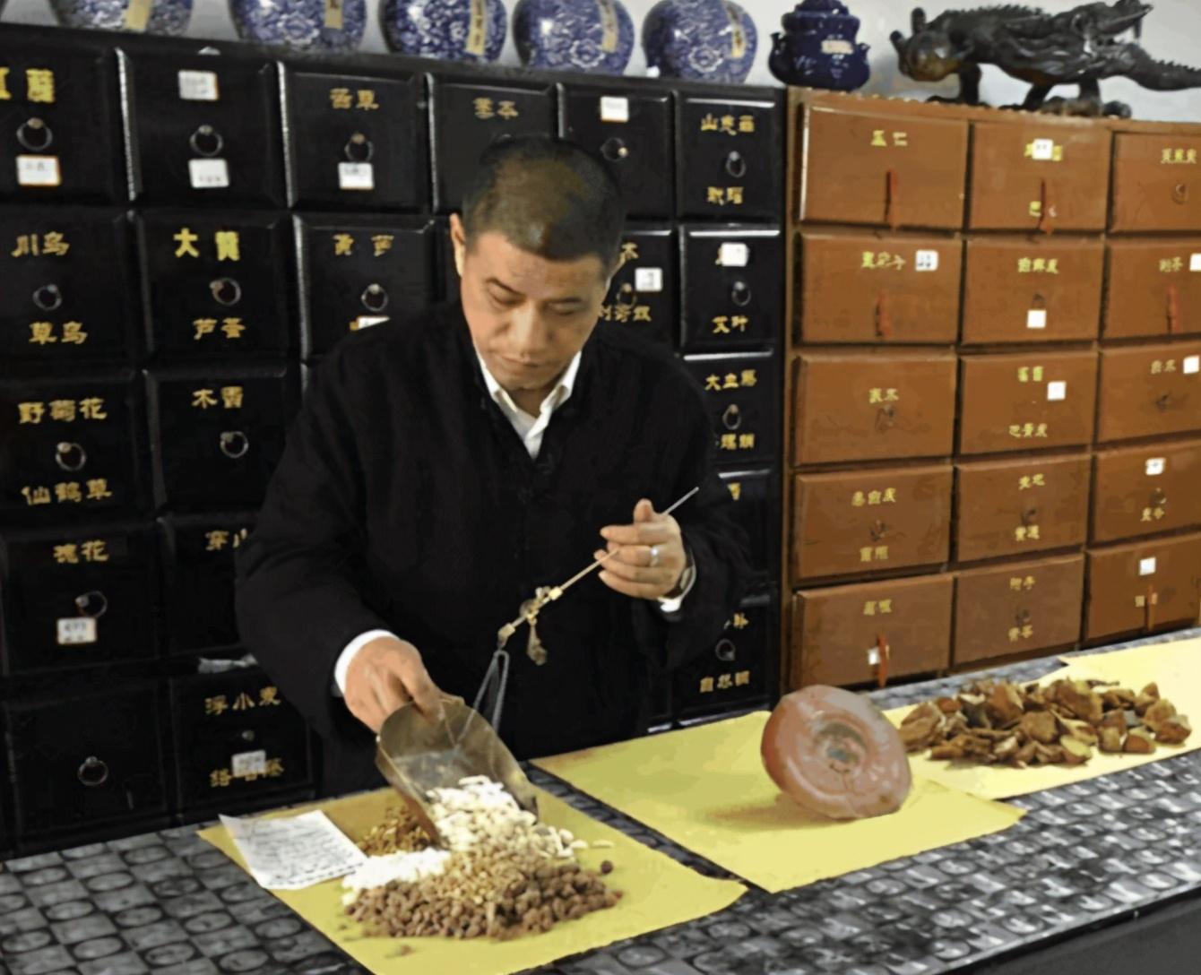 乾隆|大清覆灭已108年,乾隆7世孙至今仍穿龙袍祭祖,还活在梦里?