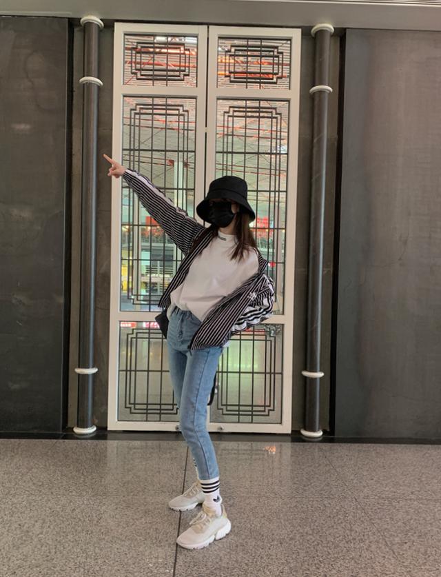 生图@哈妮克孜活动生图被疯传，离开美颜滤镜后：真实颜值成焦点