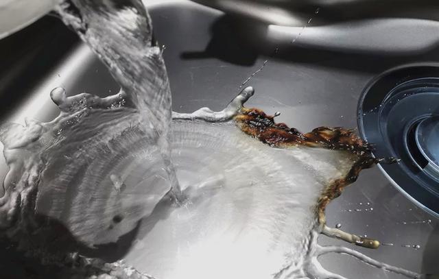 相比国内的,日本水槽上的小设计,让水槽好用好几倍