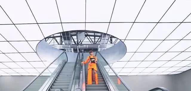 李宇春|李宇春造型遭质疑，网友留言“身为一个妈妈，求你别这样”