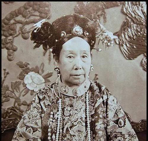 慈禧太后|为了让自己舒服,慈禧竟让太监用嘴干这事,真是令大吃一惊