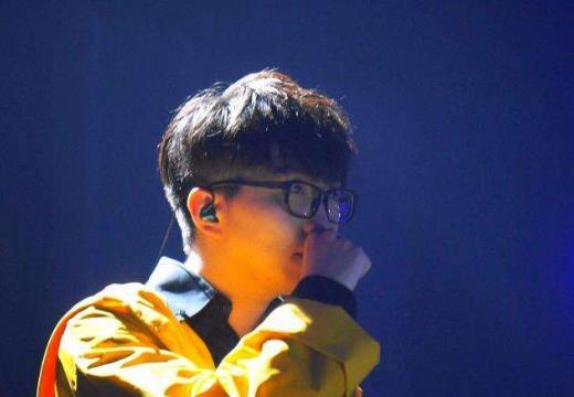 毛不易@毛不易《借》唱出人间沧桑，借一字说尽无尽的悲凉。